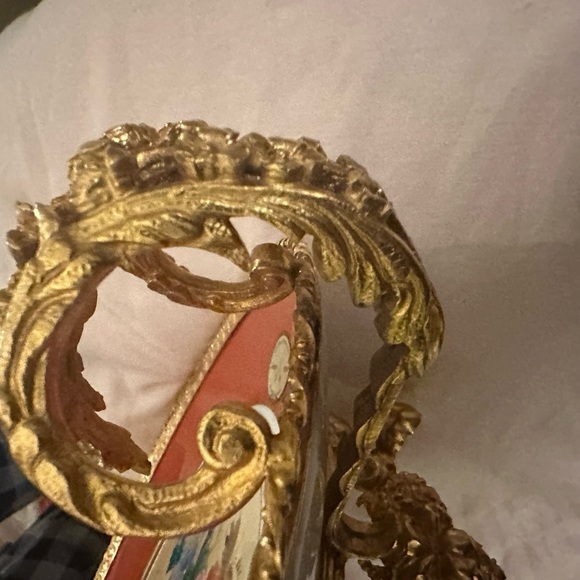 Hand-painted Limoges porcelain dish .
Elegant Gold and White Decorative Bowl - Picture 5 of 8